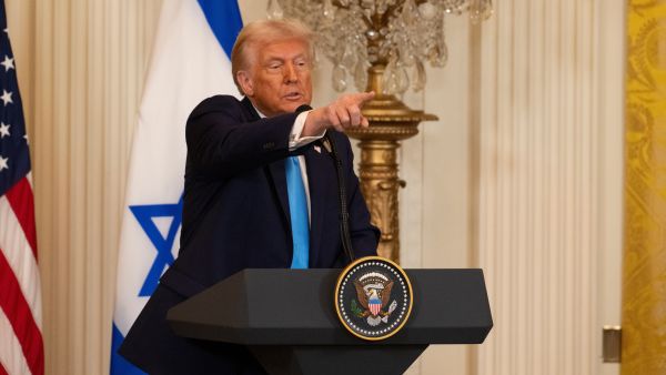 ترامب يؤيد غارات إسرائيلية على غزة ويؤكد استمرار وقف إطلاق النار ترامب يؤيد غارات إسرائيلية على غزة ويؤكد استمرار وقف إطلاق النار