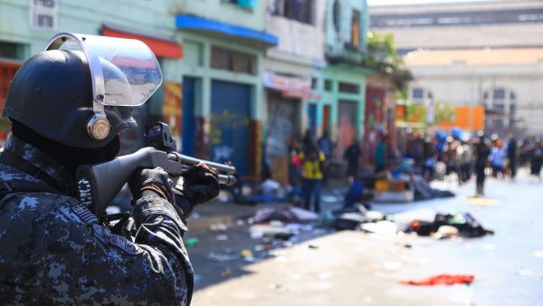 مجارز في شوارع البرازيل بين الشرطة وتجار المخدرات مجارز في شوارع البرازيل بين الشرطة وتجار المخدرات