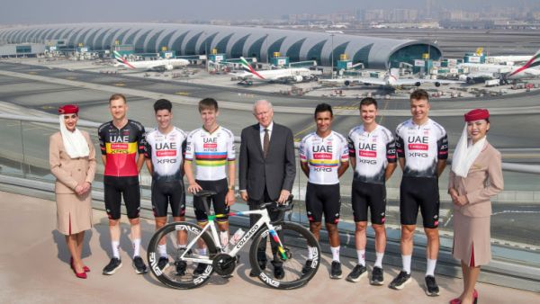 فريق الإمارات XRG للدراجات يزور المقر الرئيسي لمجموعة الإمارات