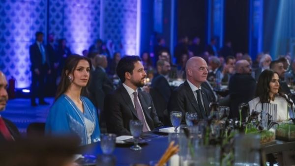 الأميرة رجوة تتألق بإطلالة زرقاء ملكية تعكس الأنوثة والرقي