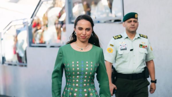 الأميرة سلمى تخطف الأنظار بفستان أسود عصري في جاكرتا