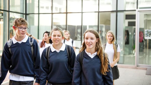 تفسير رؤية زميلات الدراسة في المنام للعزباء والمتزوجة