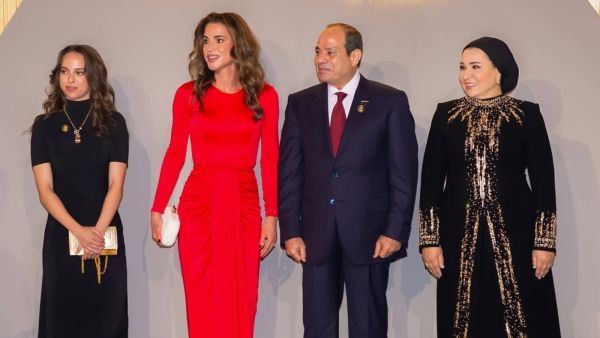 إطلالة الملكة رانيا العبدالله في حفل افتتاح المتحف المصري الكبير: أناقة ملكية بلون الحضارة
