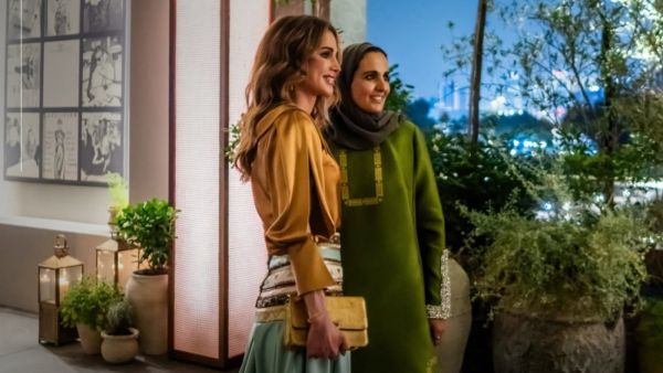 الملكة رانيا تتألق بإطلالة تجمع بين الفخامة الشرقية والعصرية في الدوحة