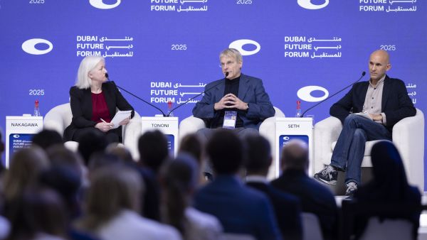 تقنيات الثورة الصناعية الرابعة تصمم مستقبل الاقتصاد والصناعة والصحة والطب والتنمية الإنسانية