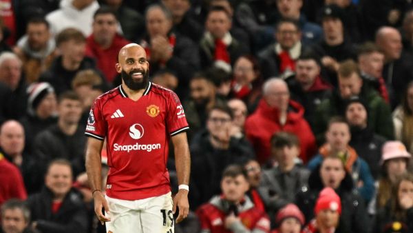 مبويمو اختار مانشستر يونايتد رغم عروض من أربعة أندية كبرى