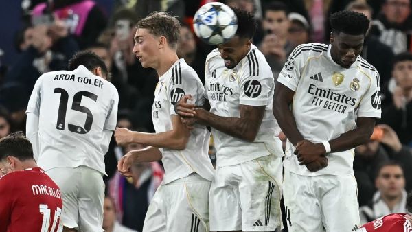 ضربة جديدة.. ريال مدريد يفقد مدافعه الشاب دين هويسن بسبب إصابة عضلية