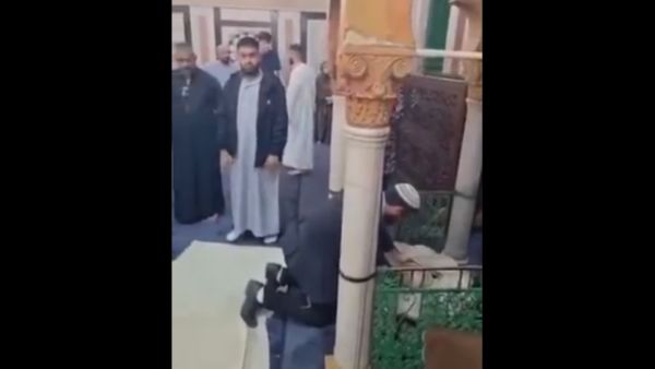 سوكوت يصلي بين المسلمين!