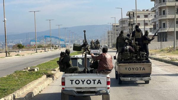 وصول المتهمين بانتهاكات الساحل السوري إلى قصر العدلي بحلب