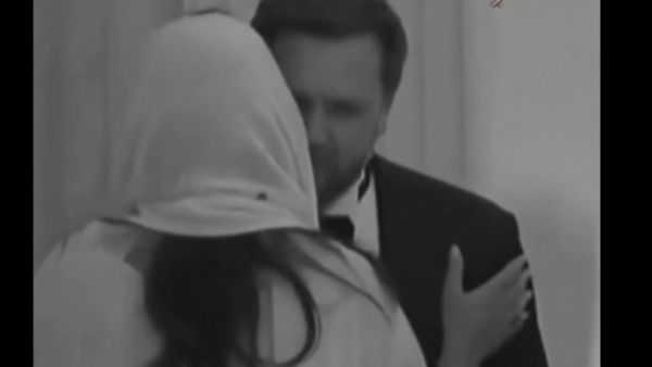 فانس يستأذن ريما بنت بندر قبل قبلة ترحيب دبلوماسية