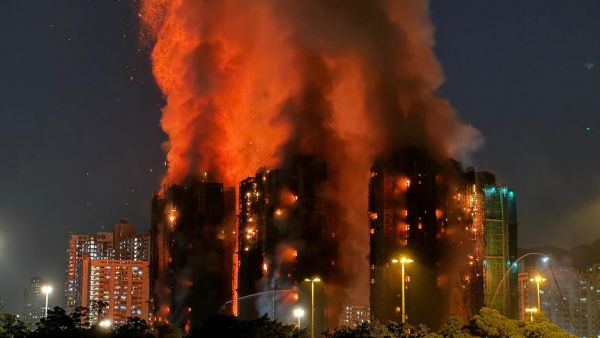 سكان يقفزون للنجاة… والمشهد صادم!