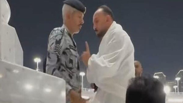 اعتقال معتمر بعد اشتباكه مع رجل الأمن في الحرم المكي