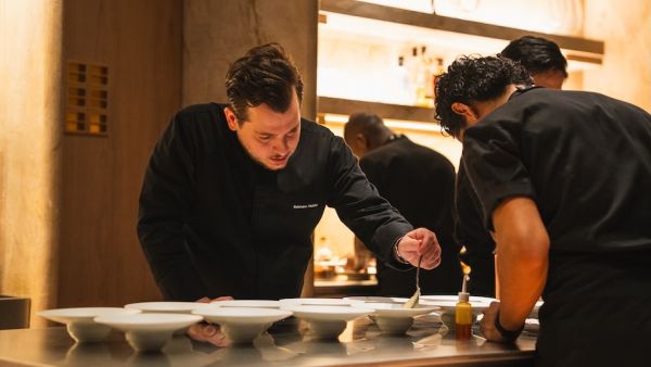 بإشراف الشيف سليمان حداد  منار أبوظبي يُطلق تجربة الطهي الأولى من نوعها في منطقة الشرق الأوسط "وي آر أونا" من الإمارة