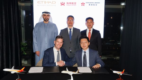 الاتحاد للطيران وخطوط هونغ كونغ الجوية تطلقان شراكتهما بالرمز وتوقعان على اتفاقية متبادلة لبرنامج الولاء