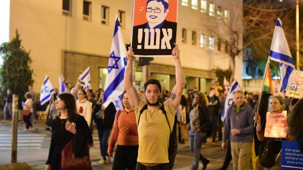 بن غفير يحتفل بتوزيع البقلاوة بعد تمرير قانون إعدام الأسرى الفلسطينيين