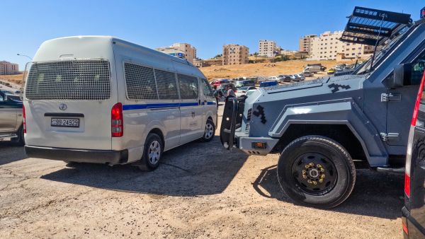 ملاحقة خارجين عن القانون وإصابات خلال تبادل إطلاق نار