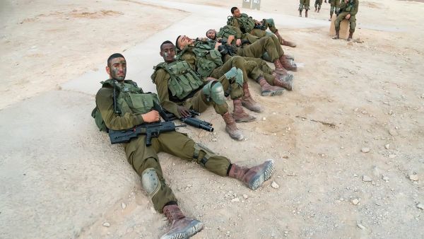 تحقيق عسكري داخلي بعد شجار عنيف بين جنود إسرائيليين