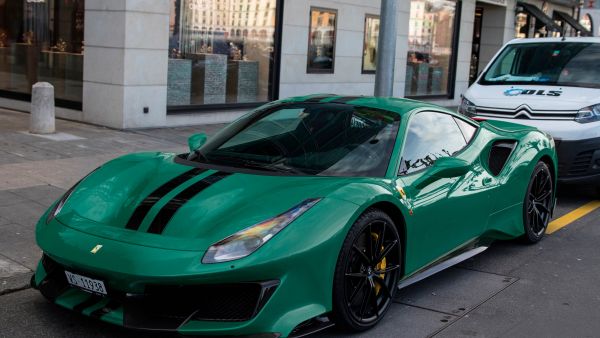 معرض دبي للسيارات: أكثر 200 سيارة غريبة للعرض