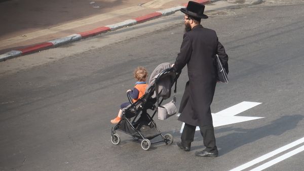 ر يهودي "متدين " " ملتزم" يسرق العملات من نافورة