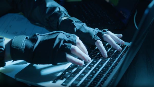 فرنسا .. سجن 3 أشخاص بتهمة التجسس لصالح روسيا