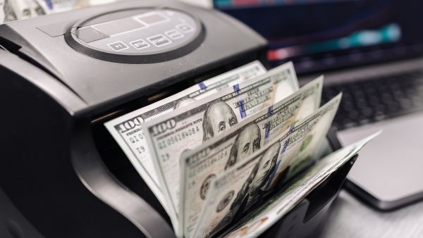 مصادر: تحويلات المصريين بالخارج وتراجع الفائدة على الجنيه عززا المدخرات بالعملات الأجنبية