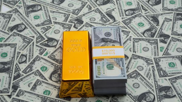 الذهب ينخفض مع ارتفاع الدولار وتراجع توقعات خفض أسعار الفائدة