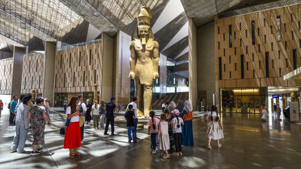 فتاة حاولت دخول المتحف المصري الكبير بتصريح مزور 