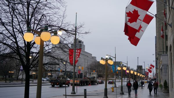 أمريكا تؤجل فرض الرسوم على السلع الكندية 