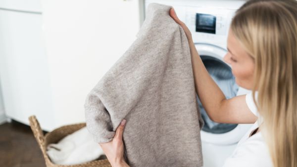 طرق تخزين الملابس الصوفية والعناية بها مع بدء الشتاء والأمطار