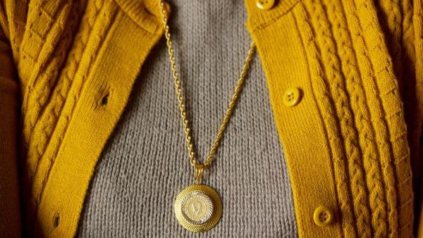 كيف ترتدين الذهب بأناقة خلال فصل الشتاء؟