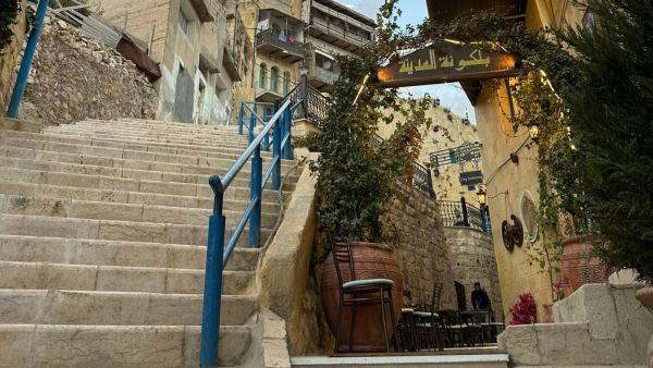 مطعم وكافيه بلكونة المدينة… وجهة سياحية تراثية في السلط