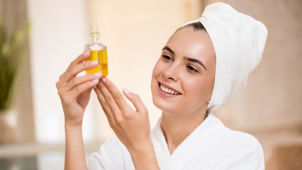 هل يساعد زيت الزيتون في إضاءة وتفتيح الوجه؟