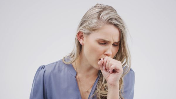 وصفة طبيعية لتهدئة الكحة خلال ثواني