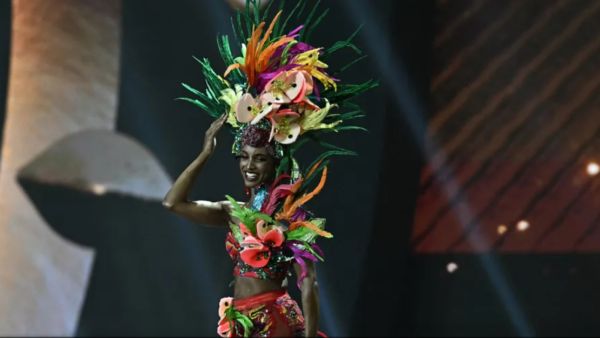 سقوط مروع يهدد حياة ملكة جمال جامايكا!