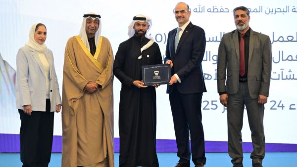 ديار المحرق تحتفي بأحد كوادرها الوطنية ضمن الحفل السنوي الأربعين لتكريم العمال المجدين والمتفوقين بمنشآت القطاع الأهلي