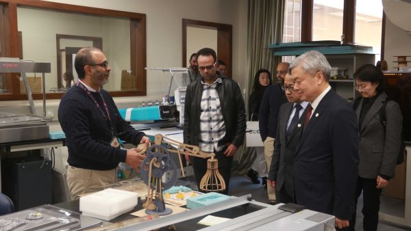 الجامعة الأمريكية بالقاهرة تستقبل وفد رفيع المستوى من جامعة الصين للاتصالات