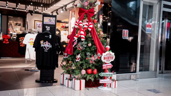 أجواء موسم الأعياد تحلق في مطار دبي الدولي مع تجربة تنبض بالبهجة لمسافري الشتاء