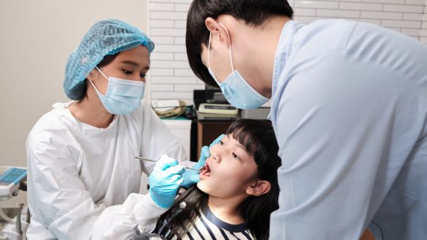 وفاة طفلة بعد علاج 18 سنًا دفعة واحدة لدى طبيب أسنان