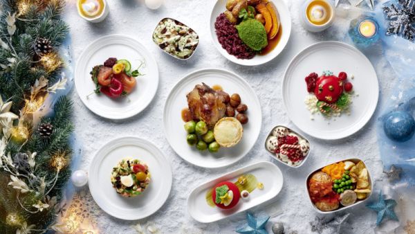 طيران الإمارات تنشر أجواء عيد الميلاد على رحلاتها وفي صالاتها حول العالم