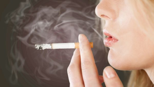 تفسير حلم شرب السجائر في المنام للعزباء والمتزوجة