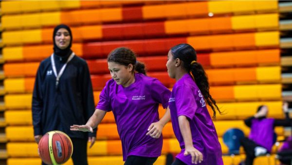 مؤسسة قطر تعزز برنامج "رسم الدروب"، التابع لها، بإضافة كرة السلة إلى عرضه الرياضي