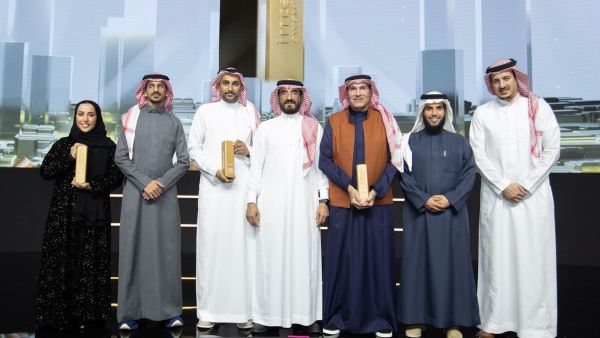 خالد مبارك من بلدية دبي يحصل على جائزة منصور بن محمد للمواهب الإماراتية الصاعدة في حفل جوائز إنترسك 2026