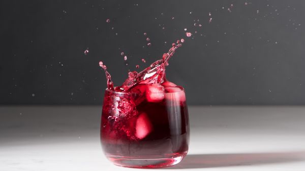 عصير الكركديه مع الفيمتو المثلج للإفطار