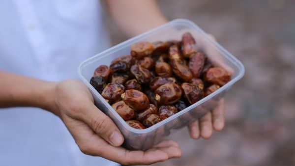 هل يجب غسل التمر قبل أكله؟