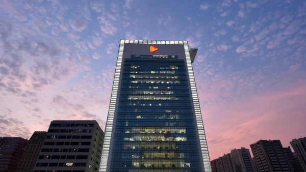 ADCB Solidifies Its Leadership in Emiratisation and Reaffirms its  Strategic Plans to Double Its National Workforce in Al Ain in 2026