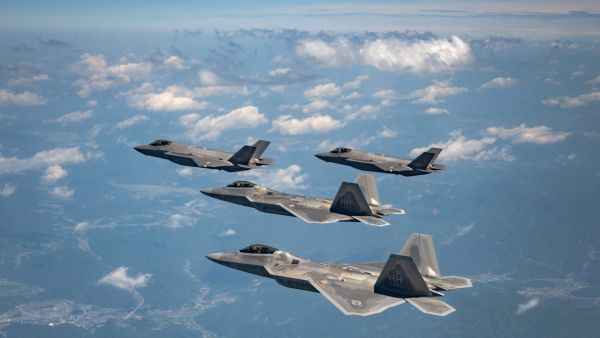  F-22 fighter jets