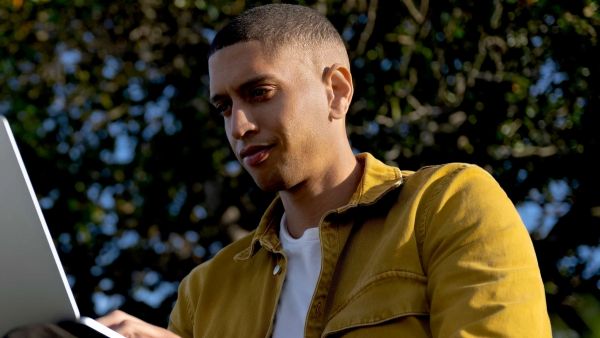 مايكروسوفت وإريكسون تعززان نظام التشغيل Windows 11 بقدرات متقدمة لإدارة الحواسيب المتصلة بشبكات الجيل الخامس للمؤسسات