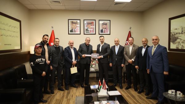 المركزية كنج لونج الأردن تسلّم جامعة الشرق الأوسط خمس حافلات حديثة