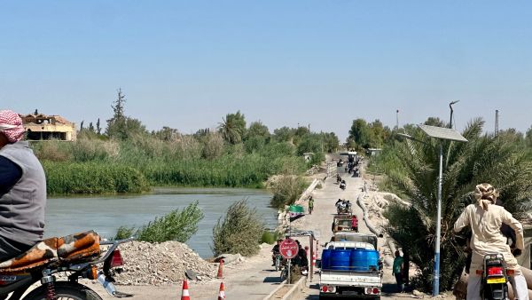 جسر ترابي مؤقت فوق نهر الفرات يربط بين مناطق سيطرة الحكومة السورية وقوات "قسد" في دير الزور، 12 سبتمبر 2025.(shutterstock)