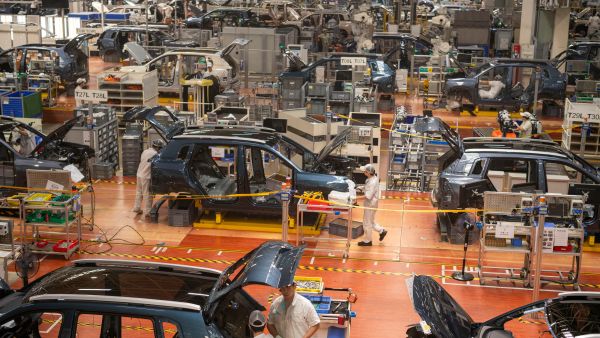 خط إنتاج السيارات الكهربائية في مصنع جي إيه سي أيون الذكي الإيكولوجي بمدينة قوانغتشو بمقاطعة قوانغدونغ، الصين، يوم الجمعة 26 سبتمبر 2025.